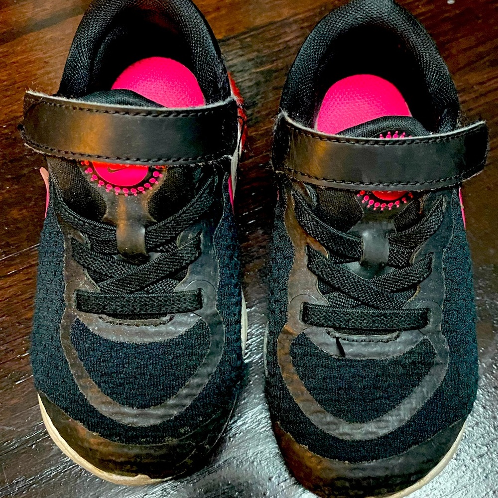 Black and pink Nike toddler girl sneakers US 7c